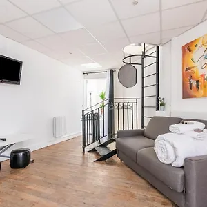 Triplex Magenta Quest Apartment